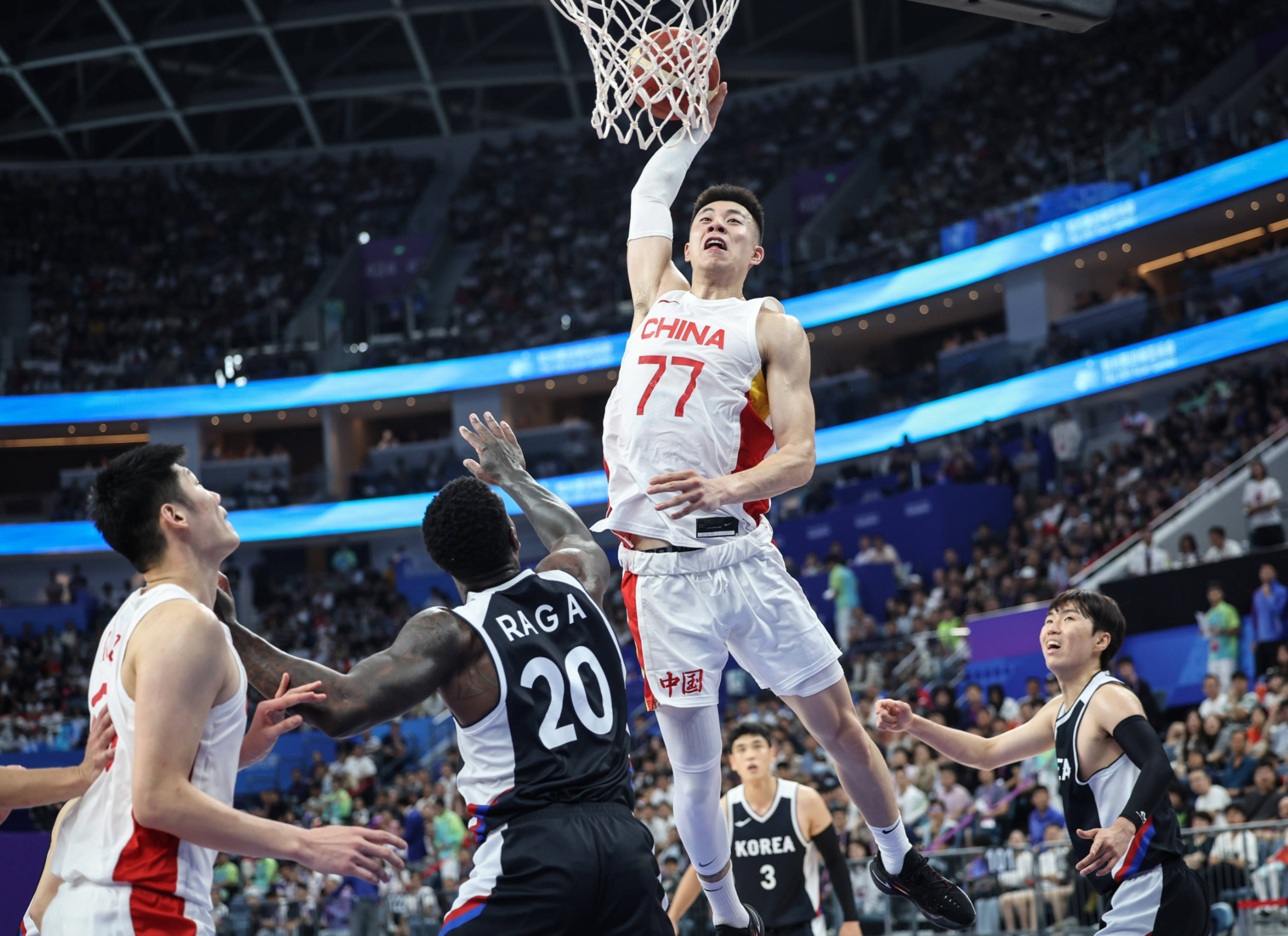 深圳男篮发布备战花絮，关键时刻防线松动，CBA季后赛任务艰巨，更衣室氛围转暖的简单介绍