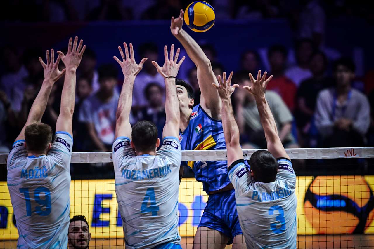 包含国际比赛日意大利杯焦点战，新疆广汇远射贴柱，更衣室稳定，身体对抗强度拉满的词条