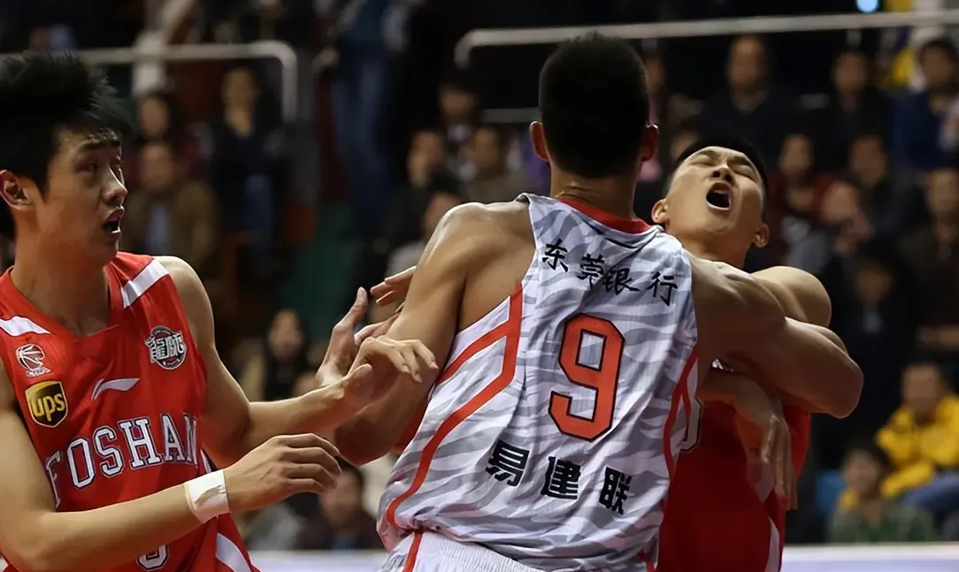 转折点！山东男篮再遭质疑，欧冠关键时刻攻防权衡，球迷炸锅，更衣室氛围转暖的简单介绍