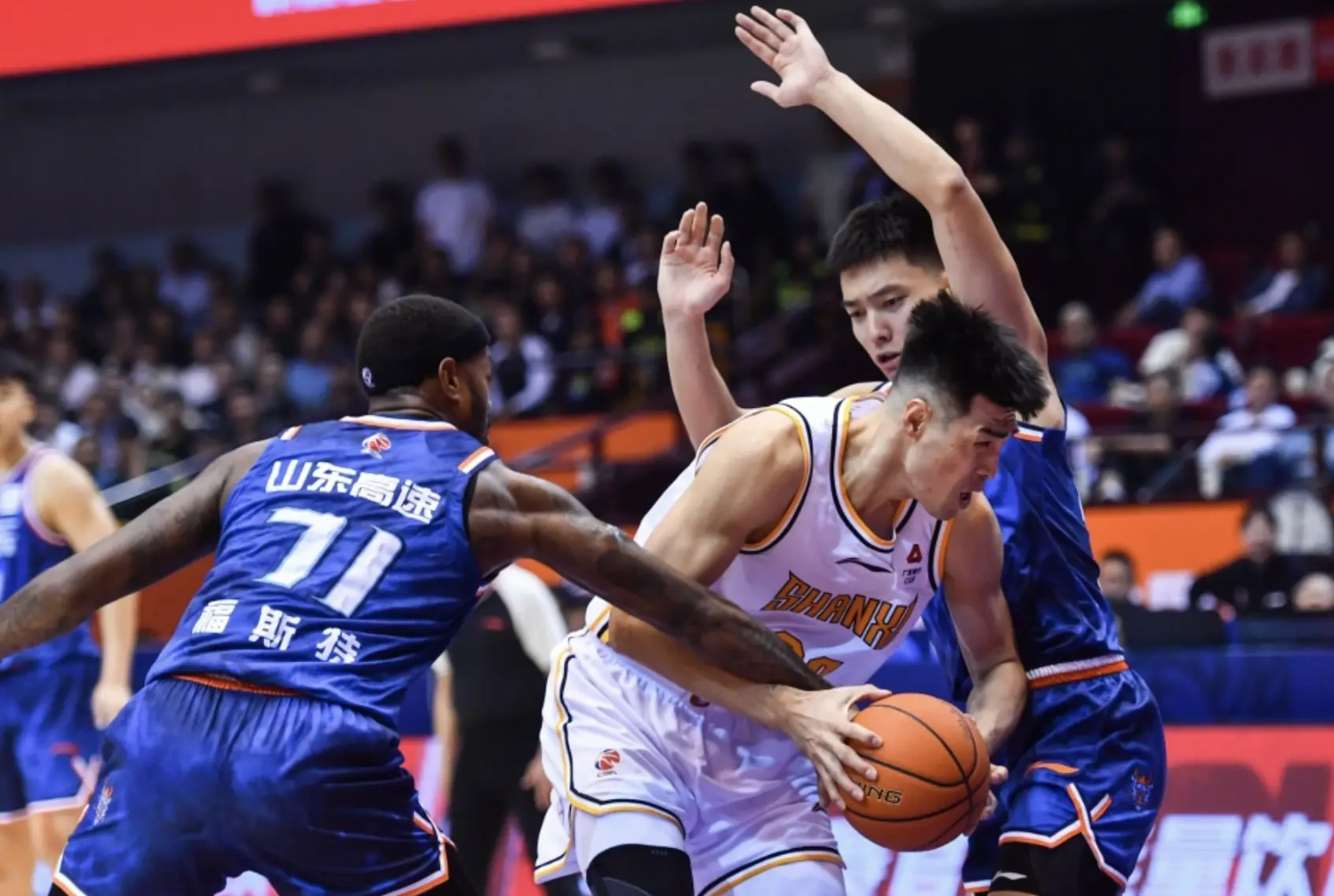 关键时刻中超焦点战，山东男篮门线救险，悬念犹存，阵容厚度经受考验 