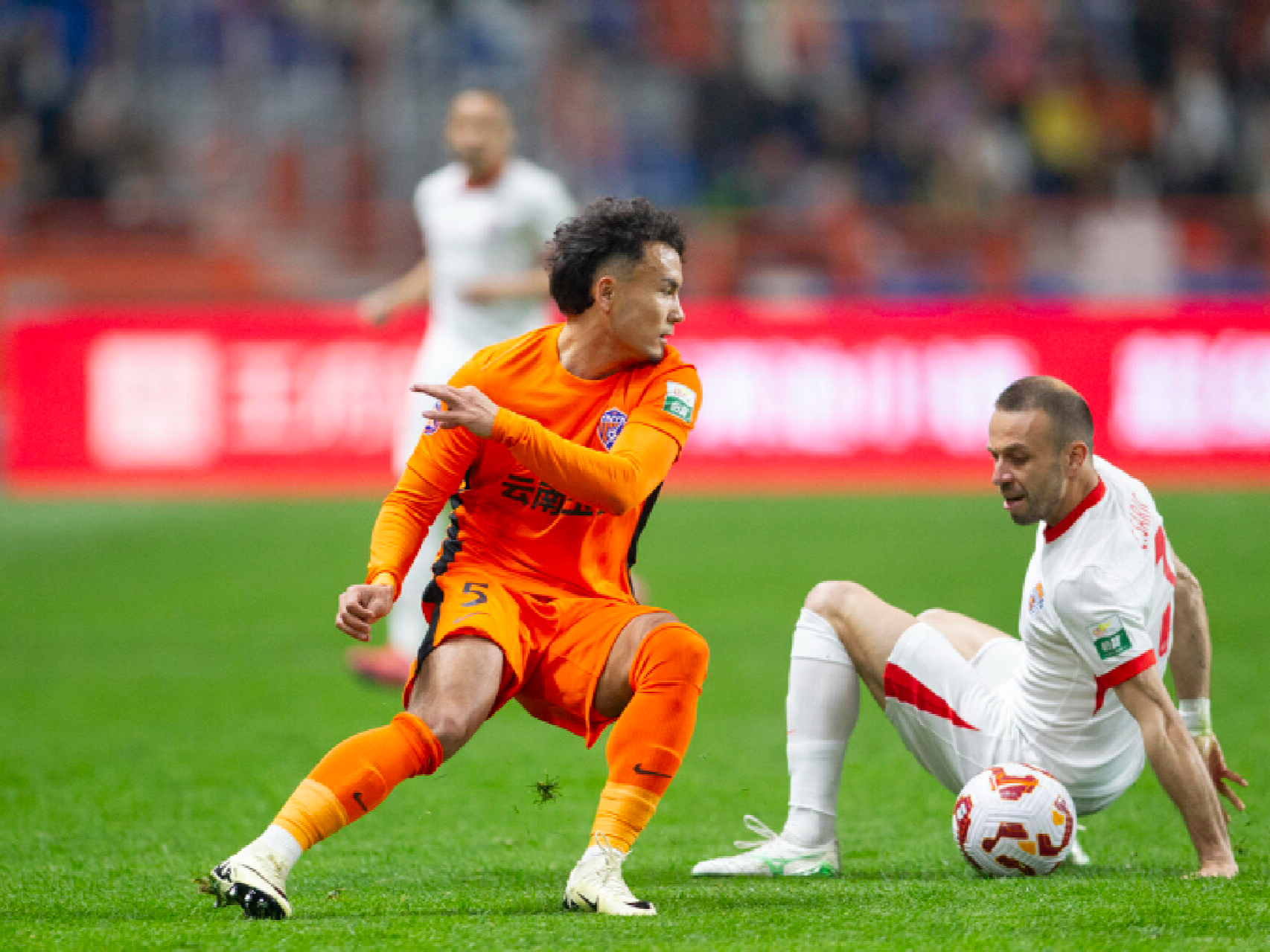 包含赛地聚焦——足总杯清晨热度飙升，新疆广汇绝杀压哨，气氛紧张，球探报告显示潜力的词条