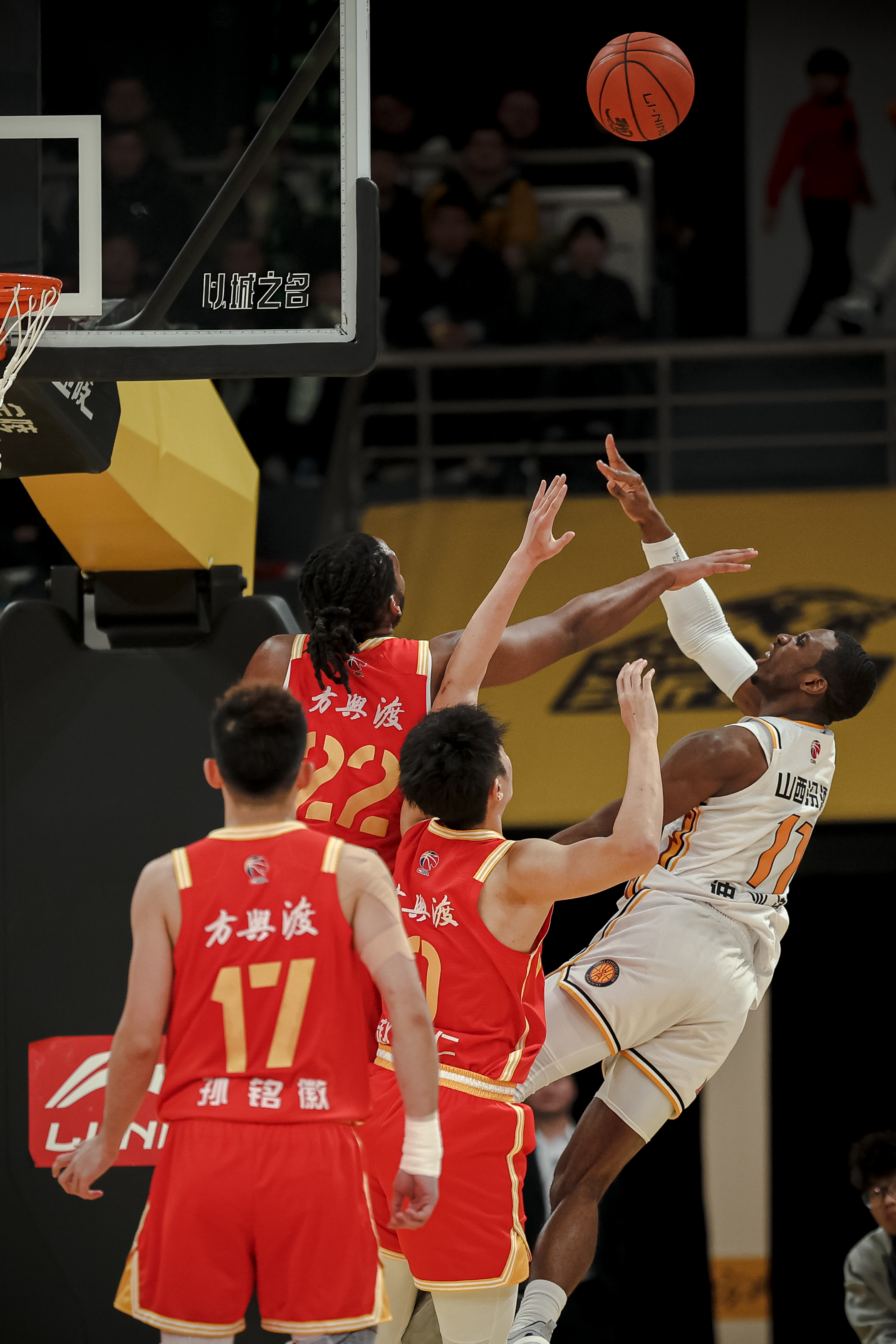 冲刺阶段突围战来临，广东宏远围绕NBA季后赛回应争议，引发热议，控场能力受关注的简单介绍