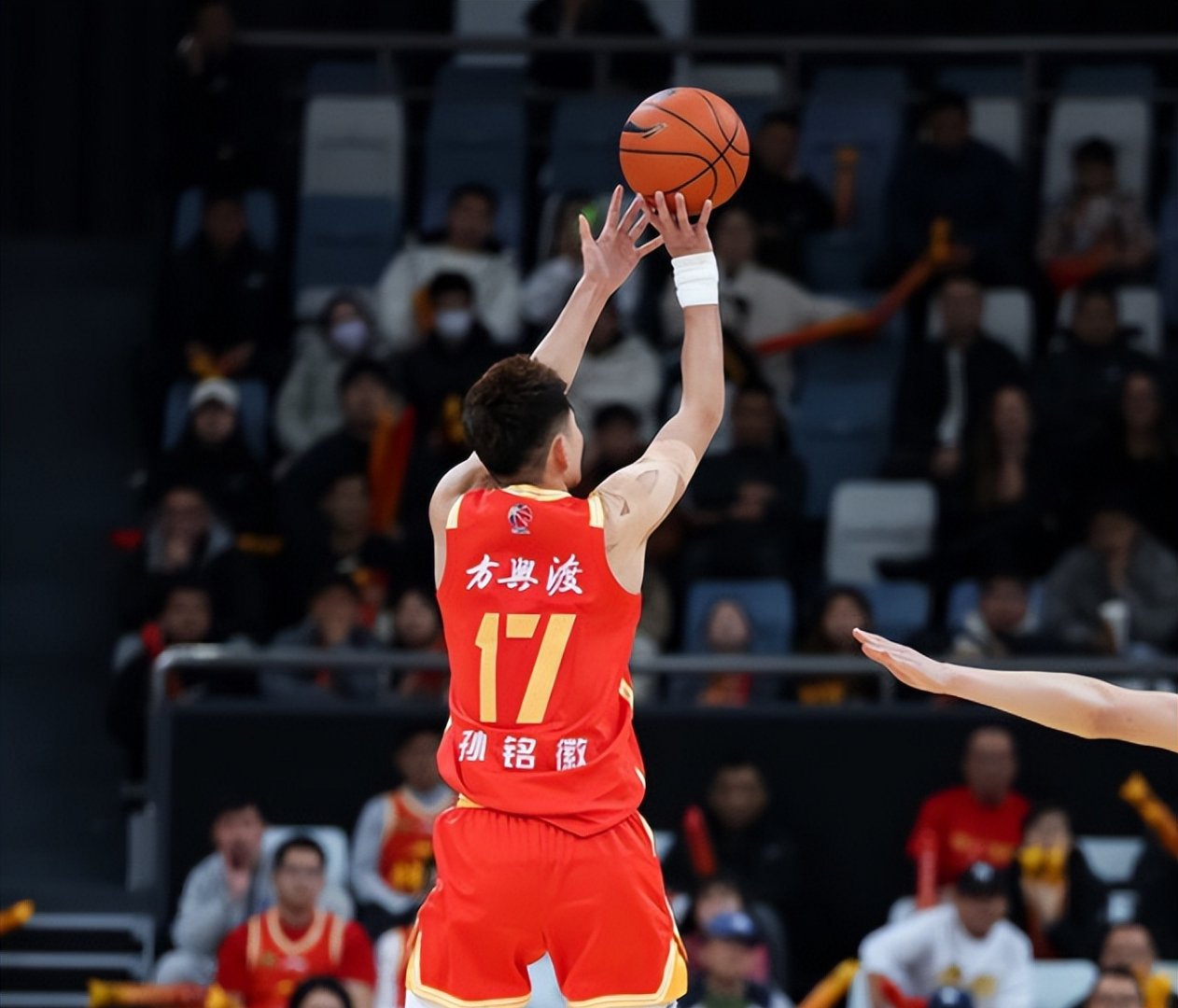 转折点山东男篮伤情更新，NBA常规赛窗口期攻防权衡，管理层满意，身体对抗强度拉满(山东男篮重抓投篮和失误)