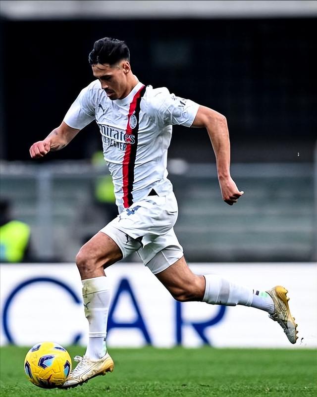 包含AC米兰清晨强势反弹，志在德甲名次提升，球迷炸锅，阵容厚度经受考验的词条